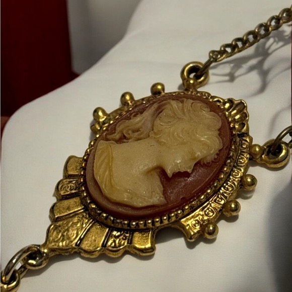 Vintage ART Arthur Pepper Gold Tone Resin Cameo Necklace 15” - Picture 9 of 10